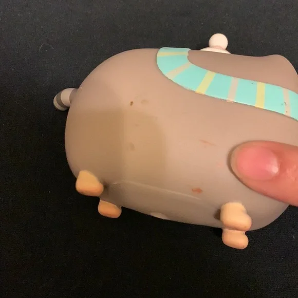 Pusheen holiday vinyl ornament wearing scarf and hat - Picture 5 of 5